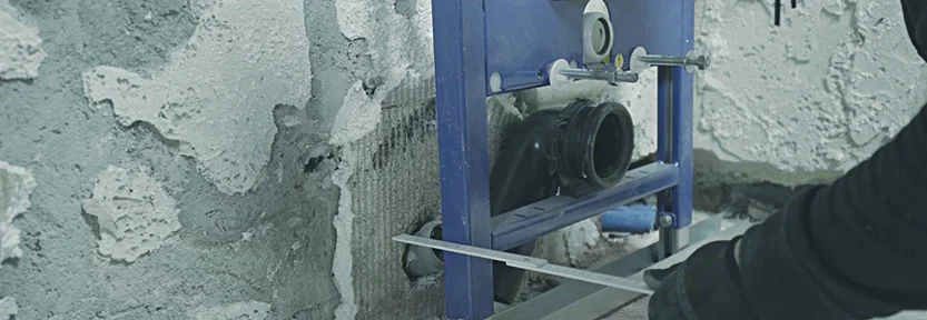 Person richtet Metallschiene mit Wasserwaage aus